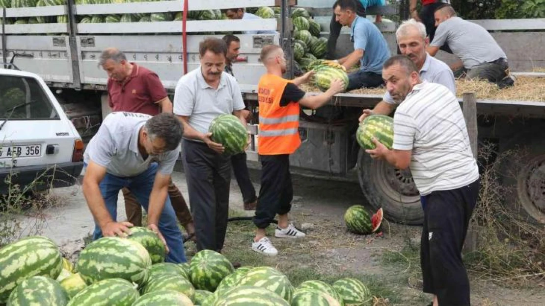 'Karpuz tarlada kalmasın' kampanyası kırsal mahallelerle büyüyor