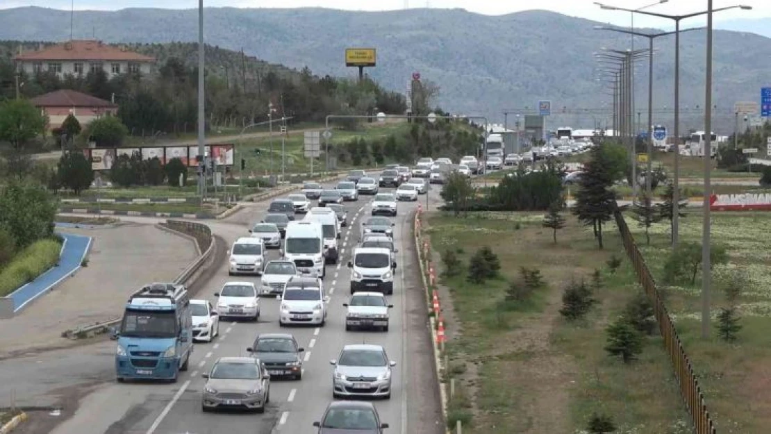 43 ilin geçiş güzergahındaki Kırıkkale'de trafik yoğunluğu