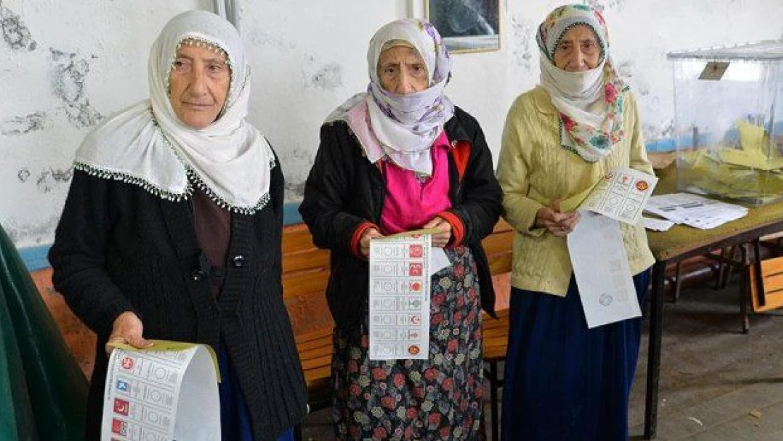 85 yaşındaki üçüzler oy kullandı