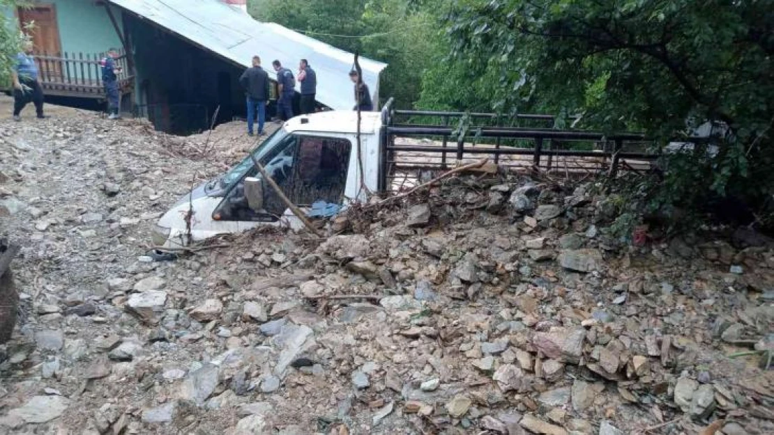 Adana'da şiddetli sağanak su taşkını ve heyelana sebep oldu, 1 araç sulara kapıldı