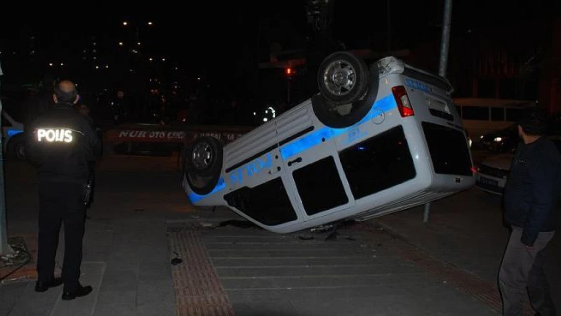 Adana'da polis otomobili devrildi: 2 yaralı