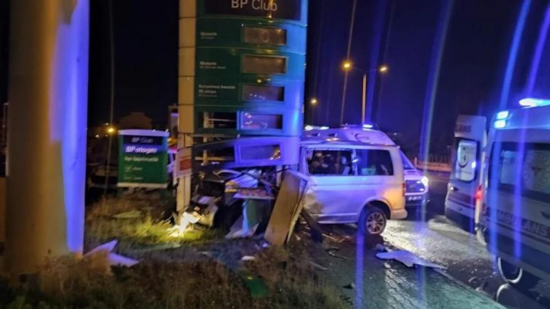 Ağrı'da araç direğe çarptı: 2 ölü, 1 yaralı