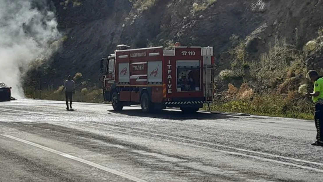 Ağrı'da seyir halindeyken yanan otomobil küle döndü