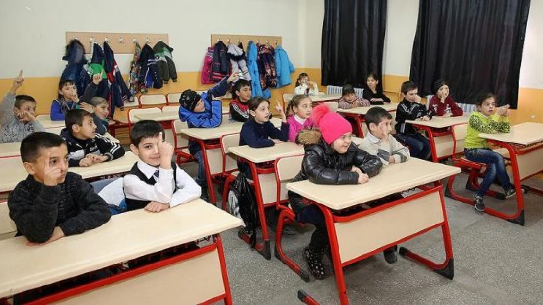 Ahıska Türkü çocuklara Türkçe kursu