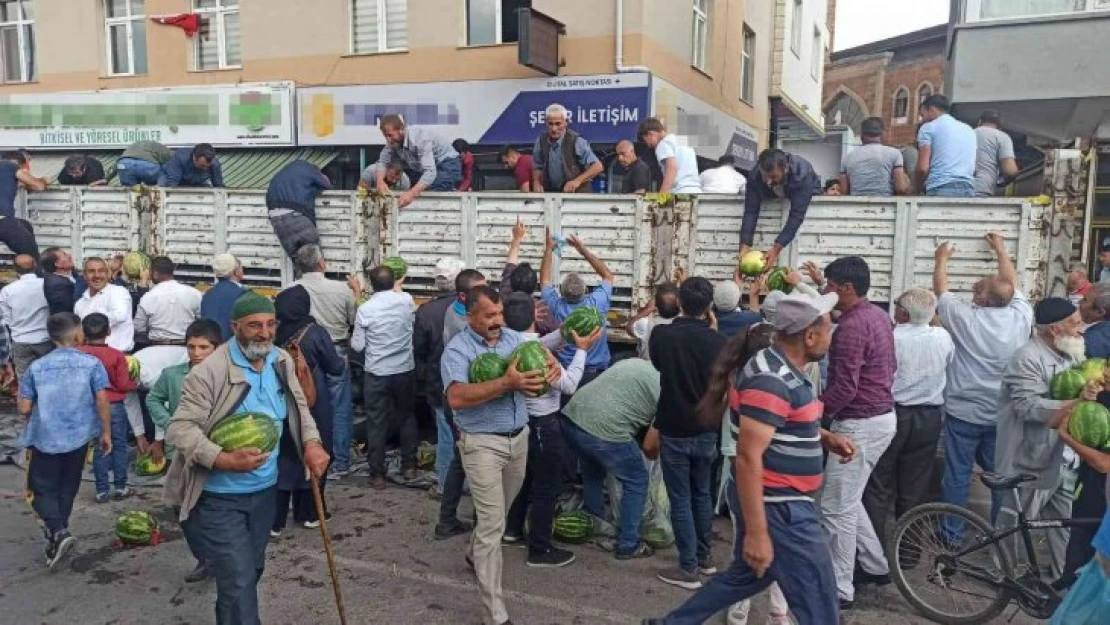 Ahlat'ta bedava karpuz izdihamı