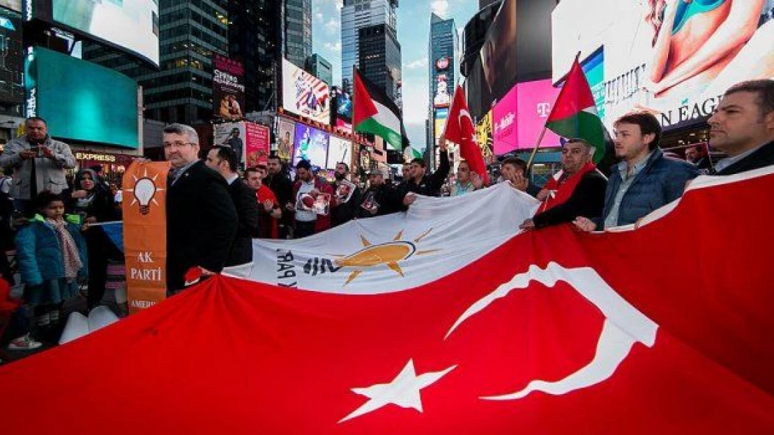 AK Parti'nin seçim başarısı Times Meydanı'nda kutlandı