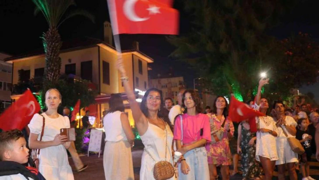 Alanya'da 30 Ağustos coşkusuna turistler de ortak oldu