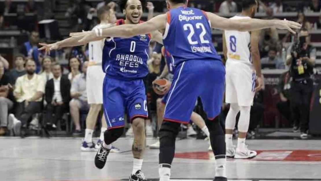 Anadolu Efes play-offta yarı finalde
