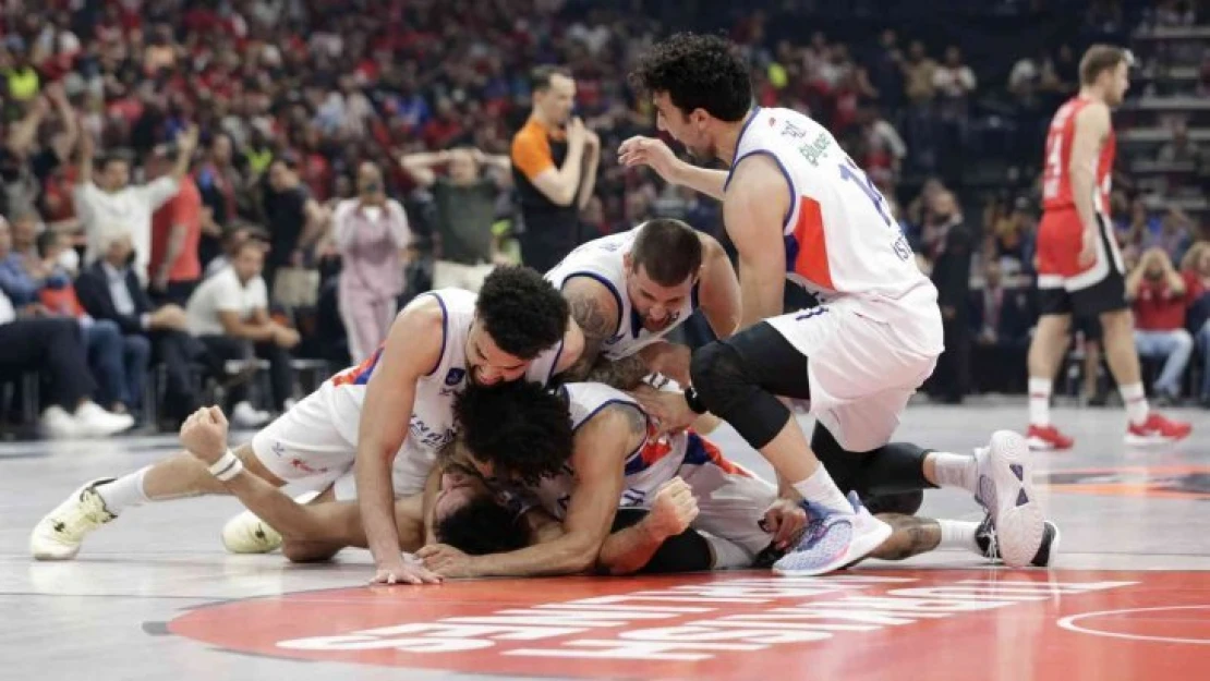 Anadolu Efes üst üste 3. kez finalde