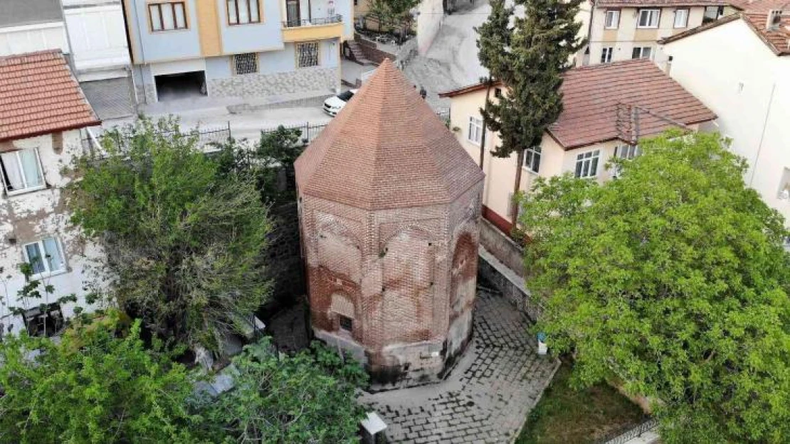 Anıt mezar ismi ile şaşırtıyor