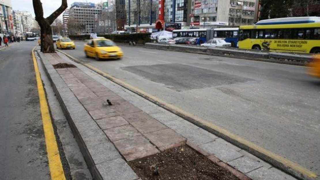 Ankara saldırısının yaşandığı Atatürk Bulvarı trafiğe açıldı