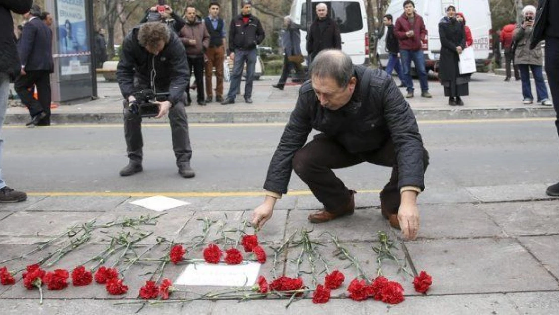 Ankara'da terör saldırısının yaşandığı yere vatandaşlardan karanfil