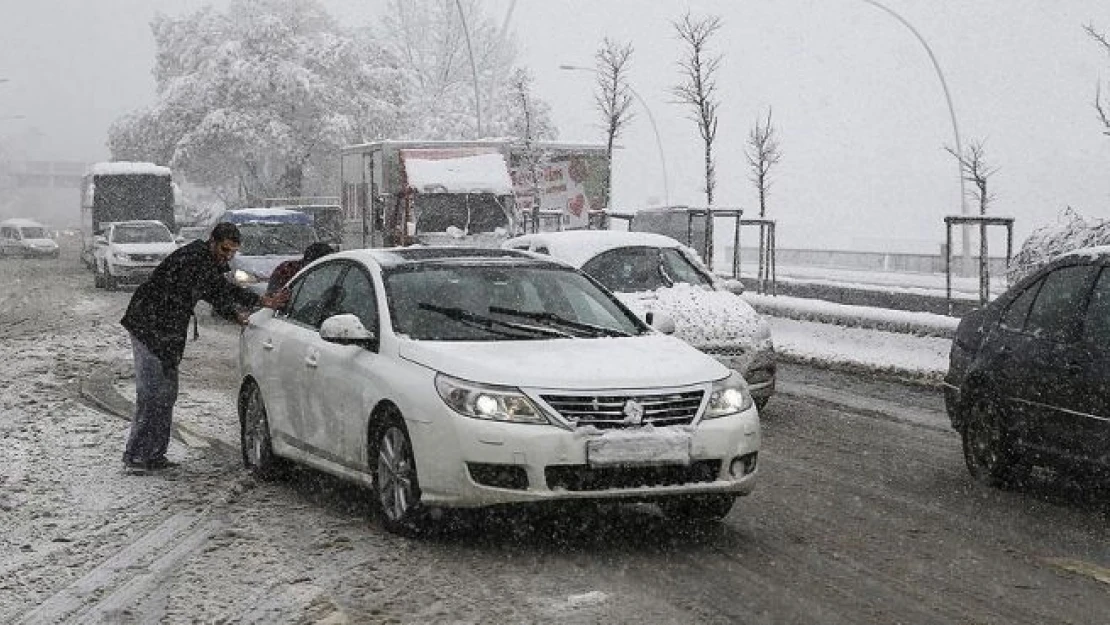 Ankara'da yağan kar trafikte aksamalara neden oldu