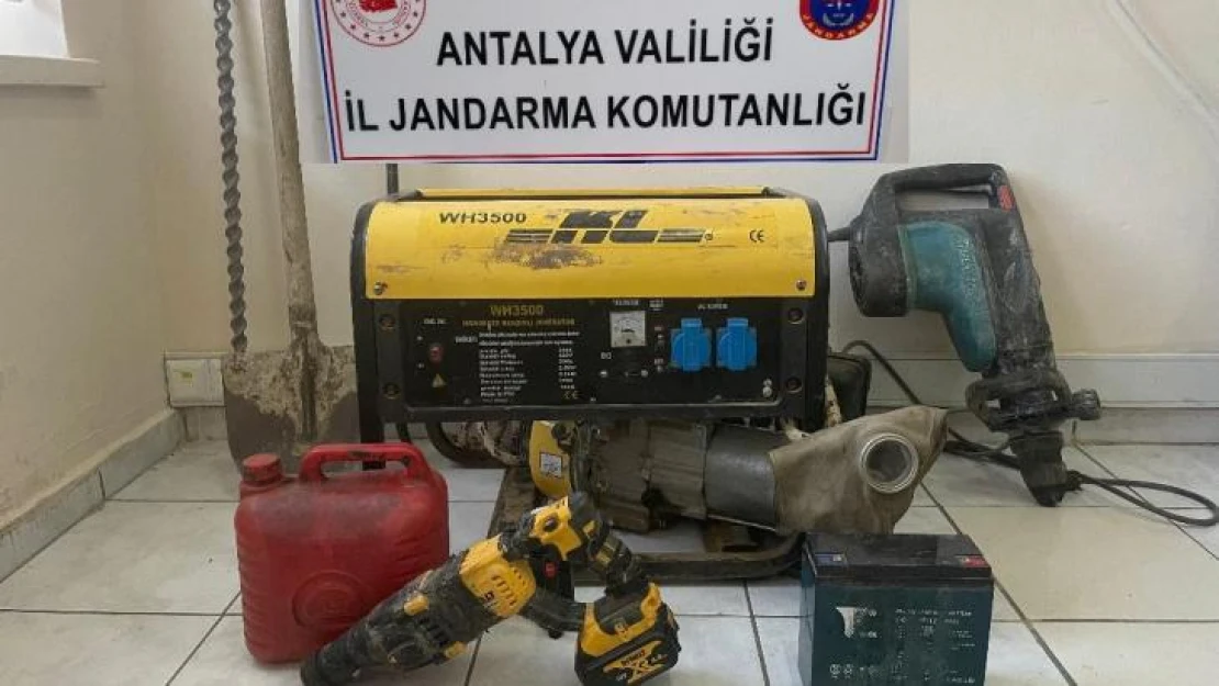 Antalya'da kaçak kazı yapan şahıslar suçüstü yakalandı