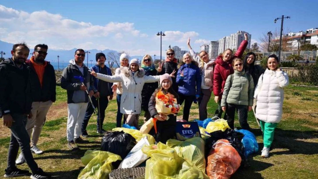 Antalya'da Rus ve Ukraynalılar birlikte çöp topladı