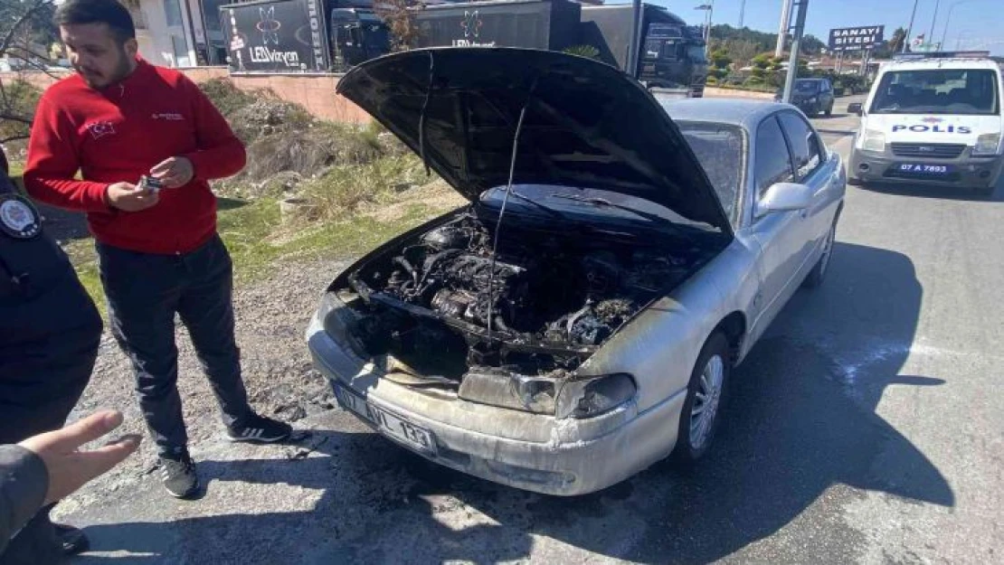 Antalya'da seyir halindeki otomobil yandı