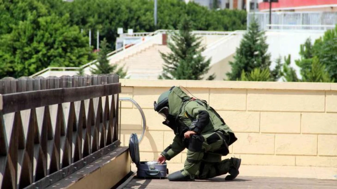 Antalya'da şüpheli valizden kurabiye çıktı, polis vatandaşı bölgeden uzaklaştırmakta zorlandı