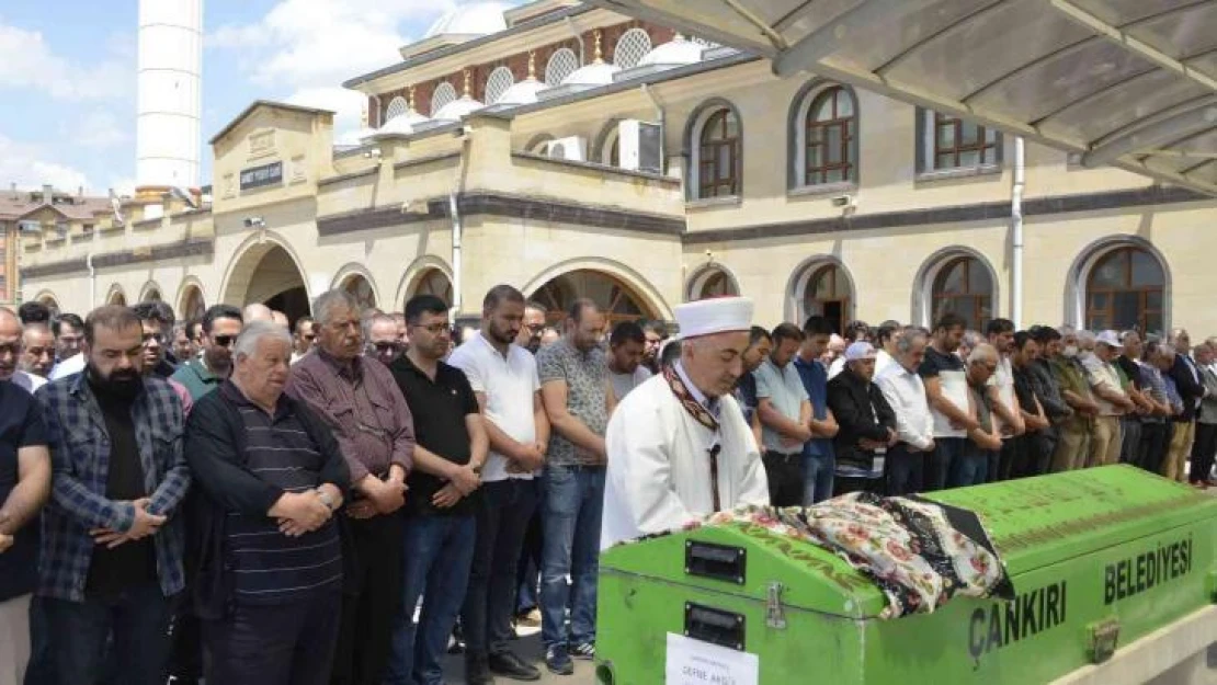 Antalya'daki feci kazada ölen Derya öğretmen ve kızı Defne son yolculuğuna uğurlandı