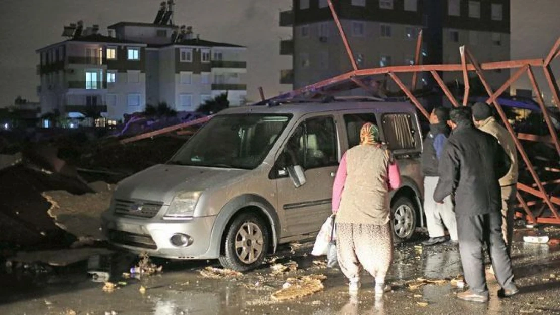 Antalya'da fırtına hayatı olumsuz etkiledi