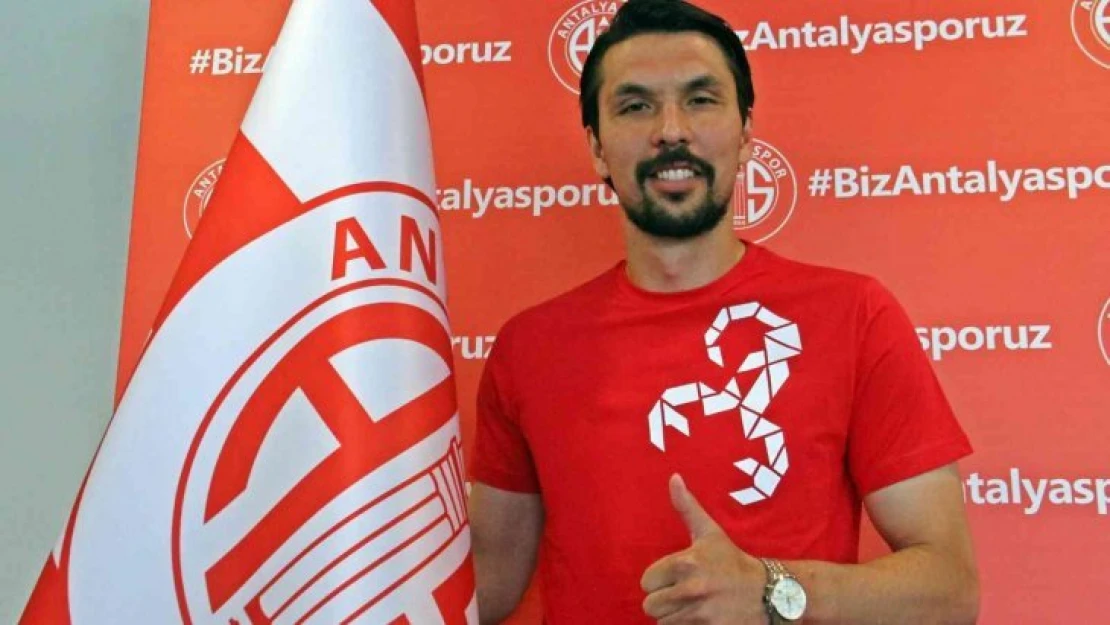 Antalyaspor kaleci Alperen Uysal ile 2+1 yıllığına anlaştı