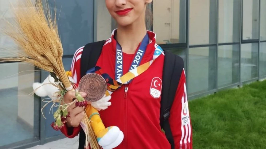 Antalyasporlu cimnastikçiler sahneye çıktı