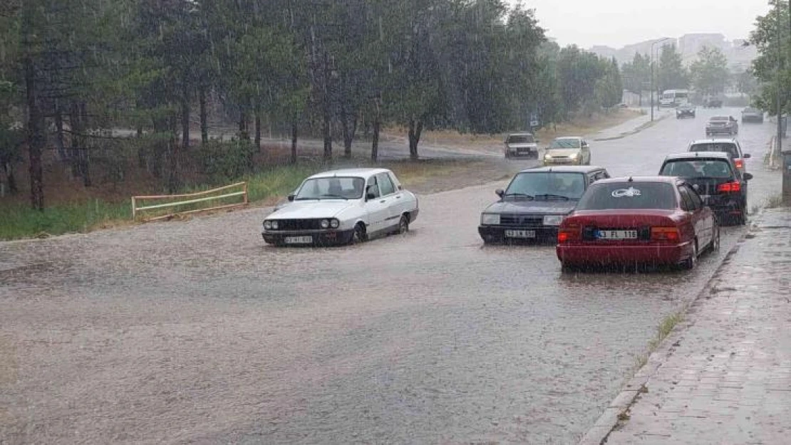 Araçlar sel sularında mahsur kaldı