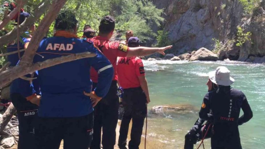 Arkadaşları ile ırmakta yüzmeye giden genç suda kayboldu