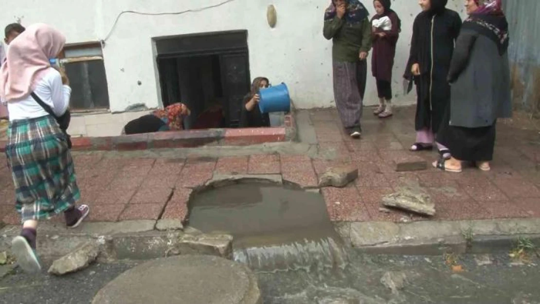 Arnavutköy'de 6 ev ve 1 iş yerini su bastı