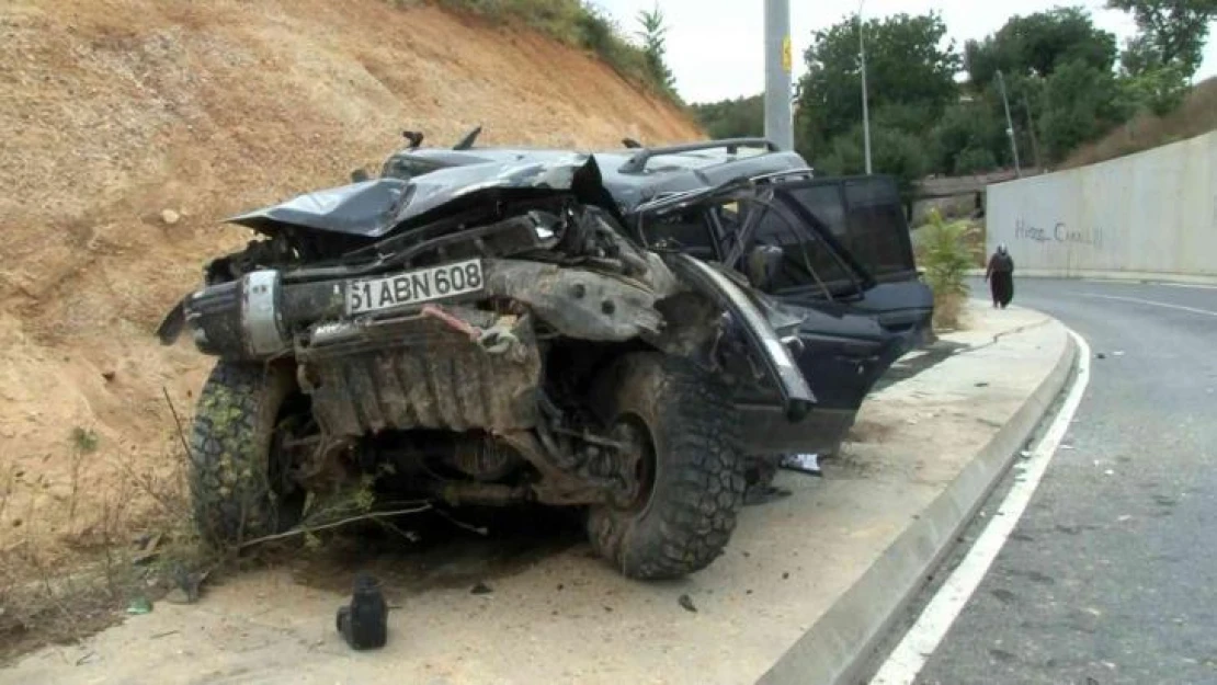 Arnavutköy'de feci kazada bariyerleri aşıp alt yola uçtu