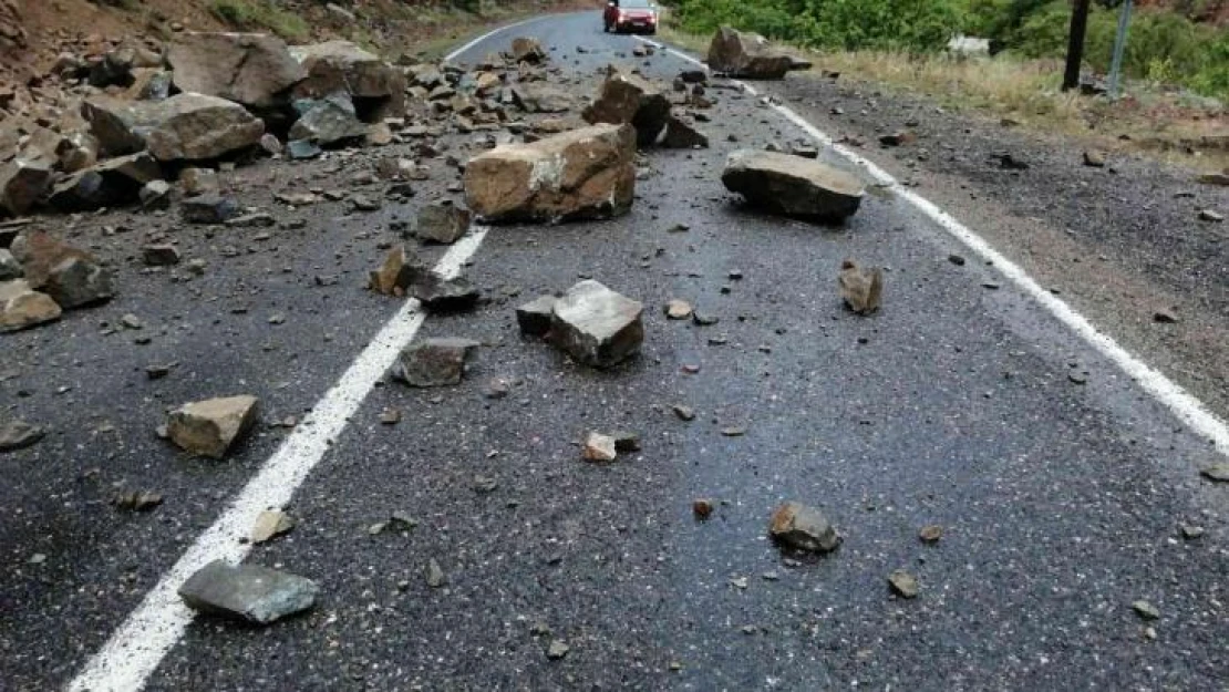 Artvin'de yamaçtan düşen kaya parçaları nedeniyle kapanan karayolu ulaşıma açıldı