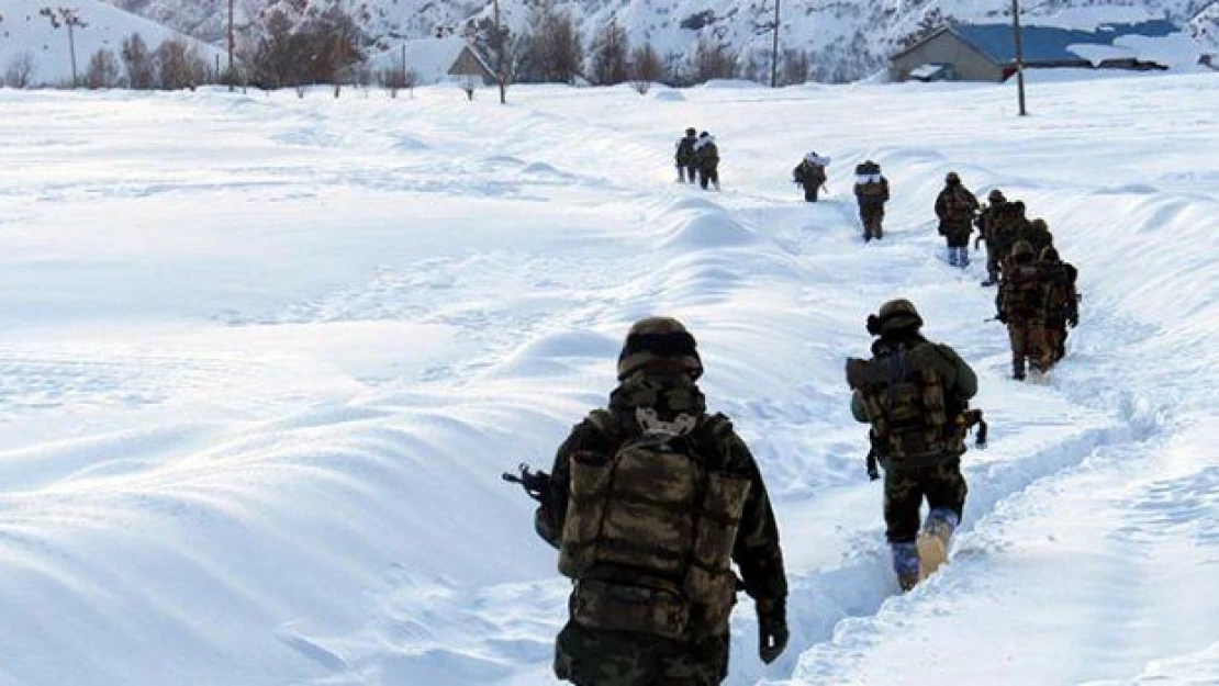 Asker kar kış demiyor! 2 metre karda PKK operayonu