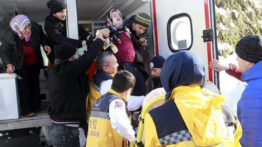 Astım hastası babaanne ile torununun yardımına kar ambulansı yetişti