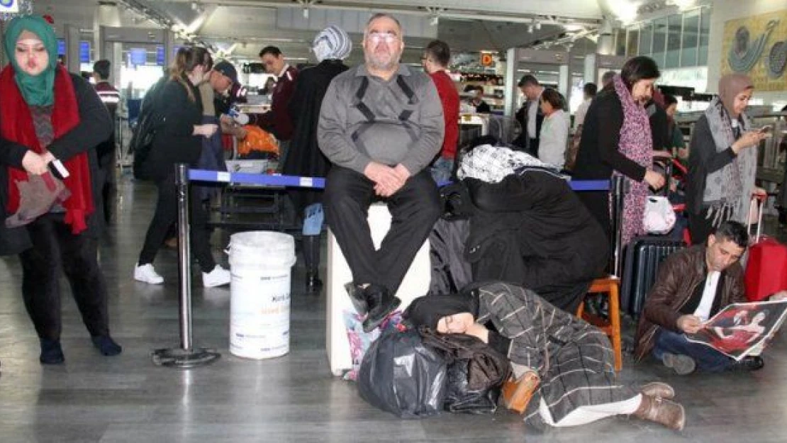 Atatürk Havalimanı'ndaki gergin bekleyiş yerini arbadeye bıraktı