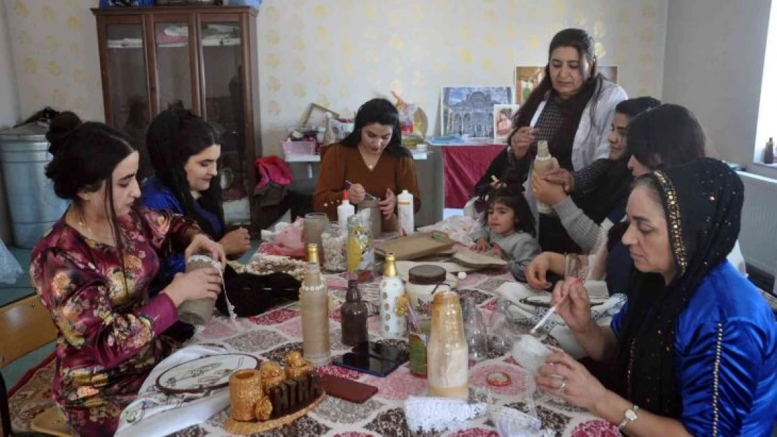 Atık malzemeler hediyelik eşyaya dönüşüyor