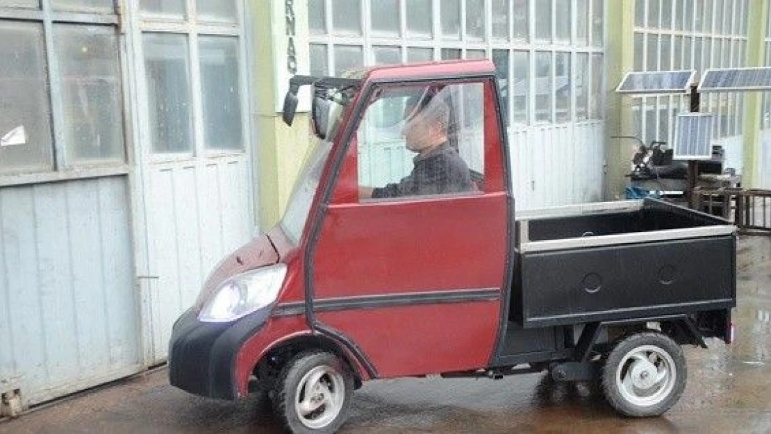 Atölyesinde kamyonet yaptı
