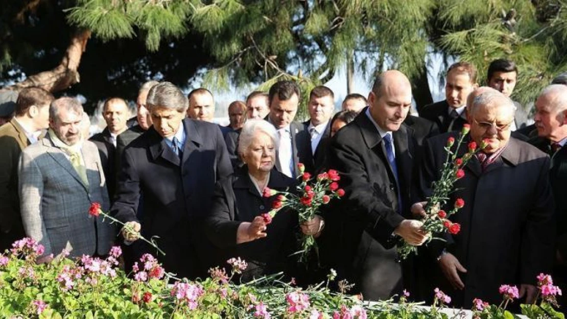 Aydın Menderes kabri başında anıldı