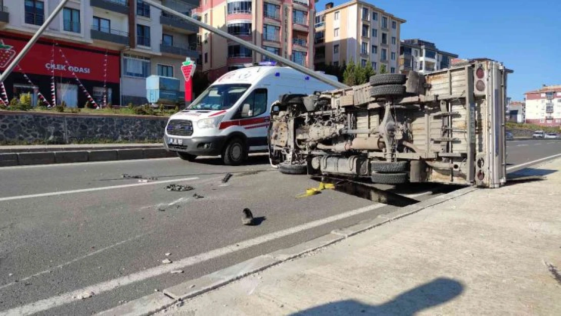 Aydınlatma direğine çarpan kamyonet sürücüsü yaralandı