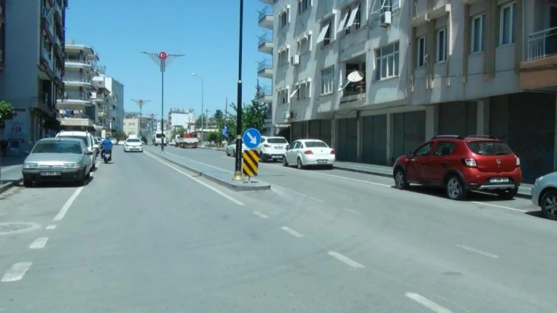 Aydınlatma direğine ve trafik levhasına çarpan motosiklet sürücüsü, hastanede yaşam mücadelesi veriyor