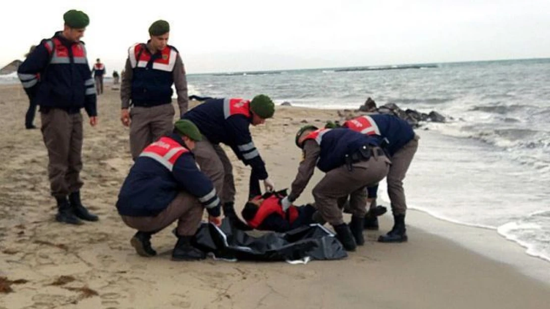 Ayvalık'ta göçmenleri taşıyan bot battı: 8 ölü