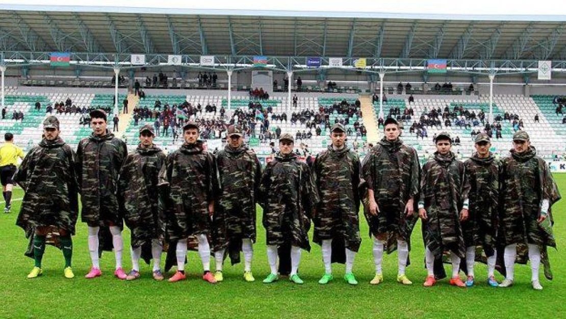 Azerbaycanlı futbolcular sahaya askeri kıyafetle çıktı