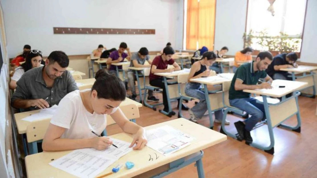 Azerbaycanlı öğrenciler, Anadolu Üniversitesi Açıköğretim Fakültesi yaz okulu sınavlarında ter döktü