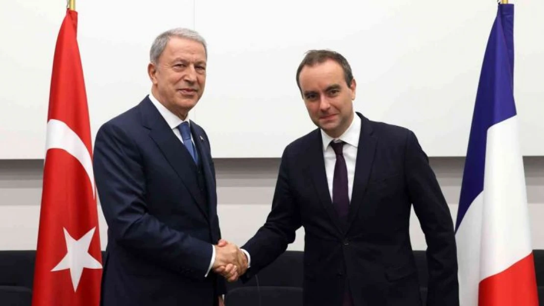 Bakan Akar, Fransız mevkidaşı Lecornu ile görüştü