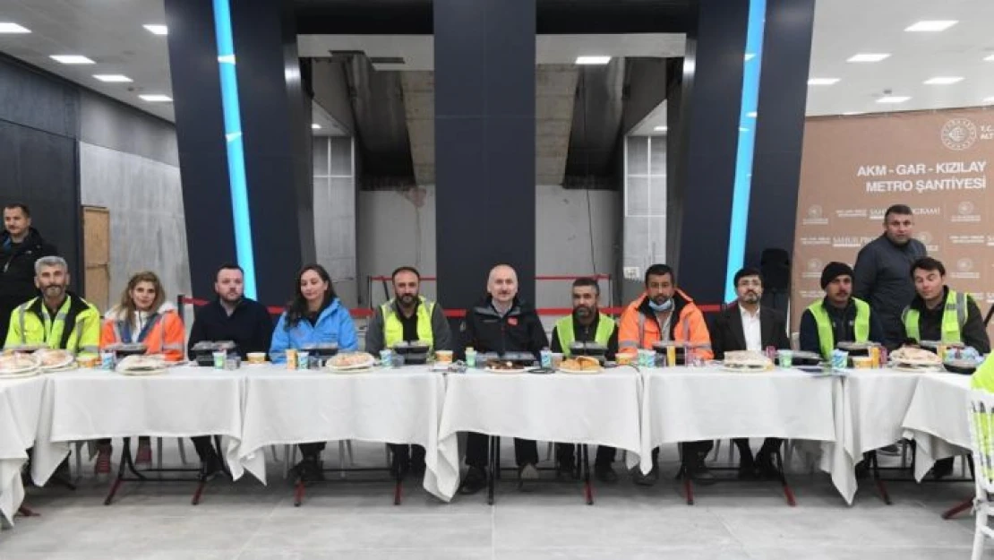 Bakan Karaismailoğlu, AKM-Gar-Kızılay metro şantiyesi işçileriyle sahur yaptı