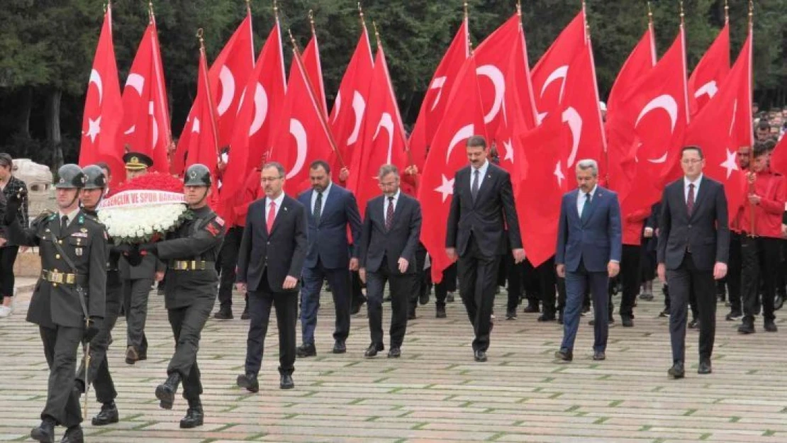 Bakan Kasapoğlu'ndan Anıtkabir'e 19 Mayıs ziyareti