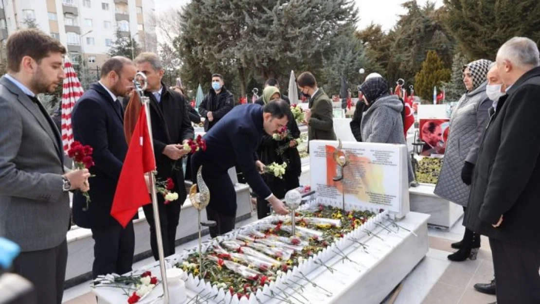Bakan Kurum, Cebeci Askeri Şehitliği'ni ziyaret etti
