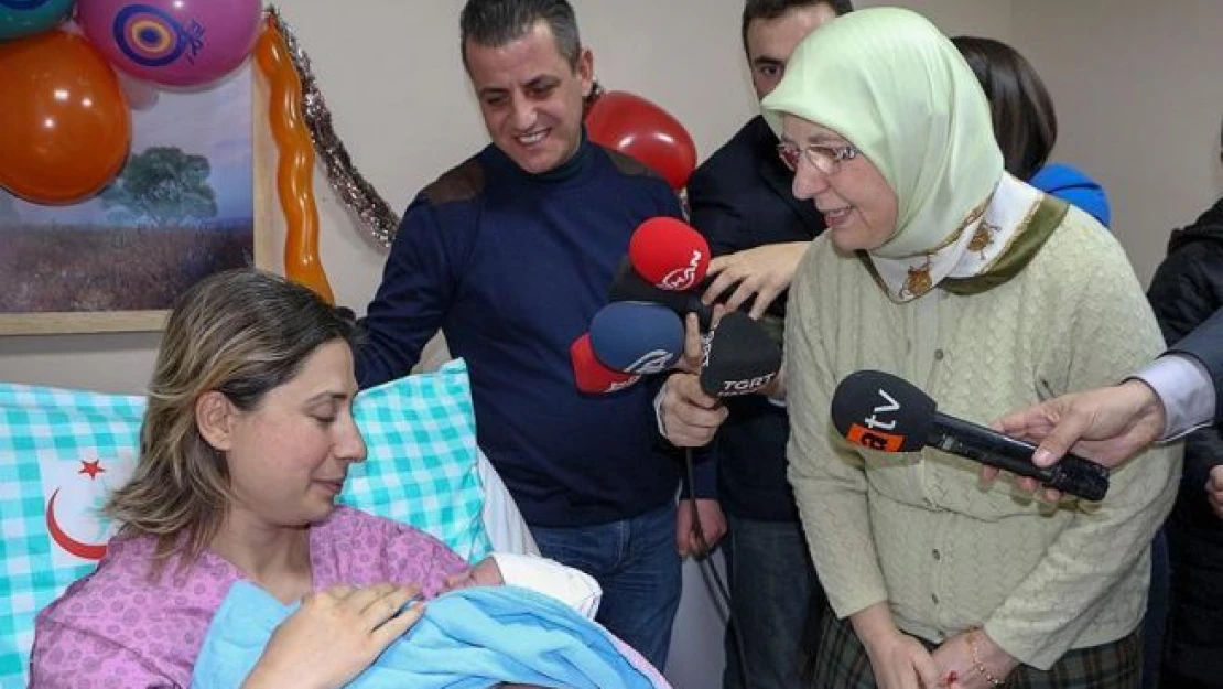 Bakan Ramazanoğlu yeni yılın 'ilk bebeğini' ziyaret etti