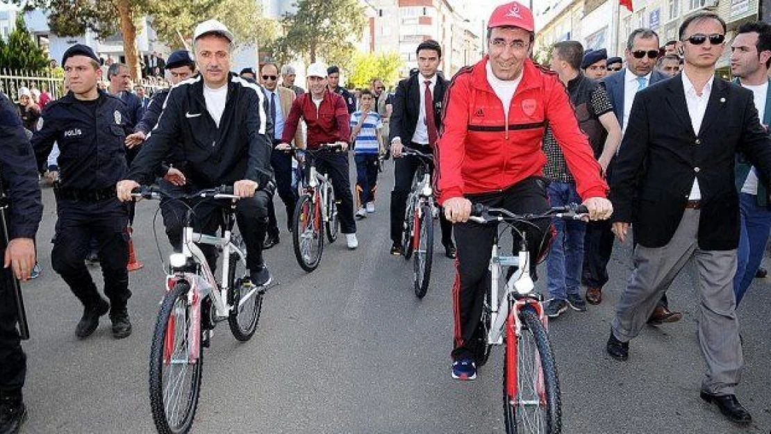 Bakan Yılmaz sağlıklı yaşam için pedal çevirdi