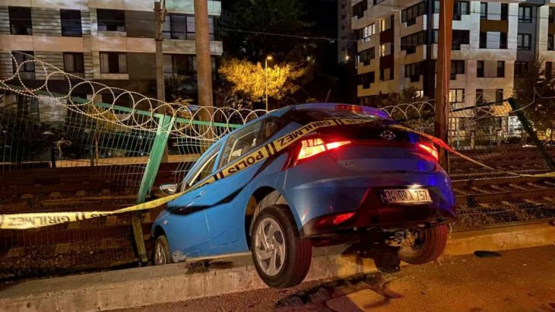 Bariyerlere çarpan otomobil Marmaray tren raylarına girmekten son anda kurtuldu