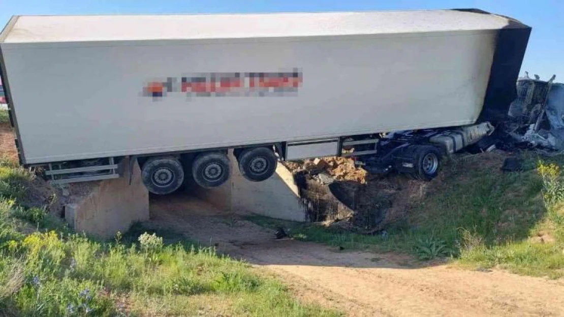 Bariyerleri aşıp alt geçide düşen tır ardından alev aldı