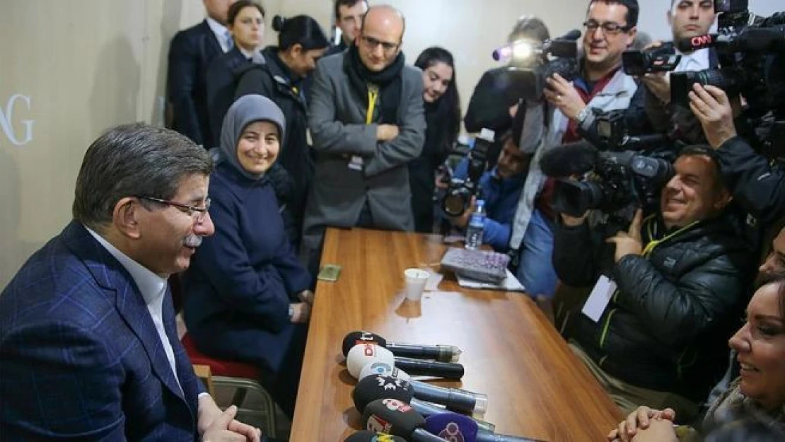 Davutoğlu gazetecilerle sohbet etti